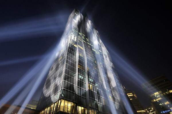 Mit einer Lichtinstallation wurde am Mittwochabend in Wien der DC Tower eröffnet.