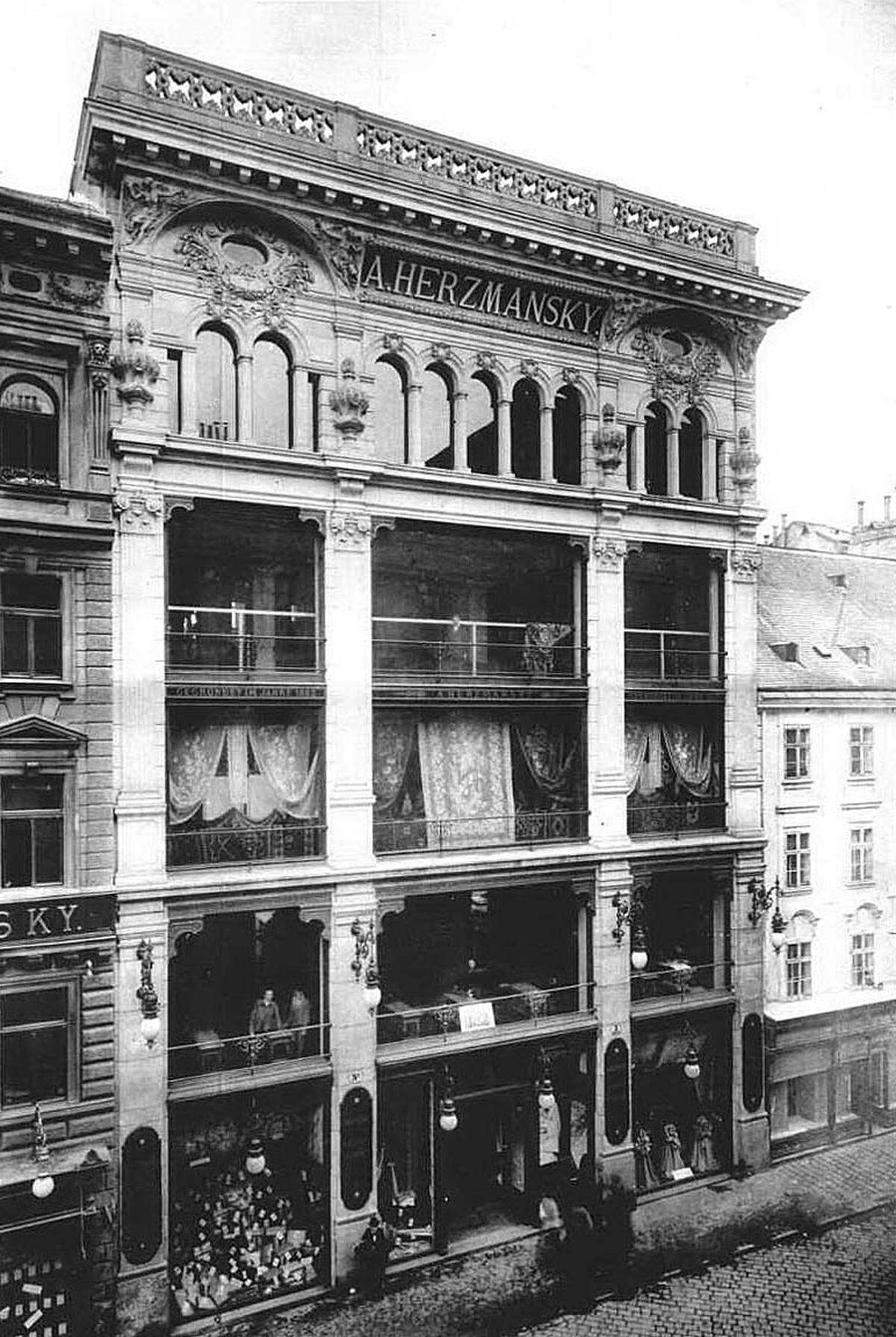 August Herzmansky gründete 1863 das gleichnamige Warenhaus auf der Mariahilfer Straße Nummer 26 bis 30 bzw. Stiftsgasse Nummer drei. Das Warenhaus Herzmansky wurde auf der Mariahilfer Straße vergrößert, für den Ausbau zwischen 1897 und 1898 ist der Architekt Maximilian Katscher verantwortlich.