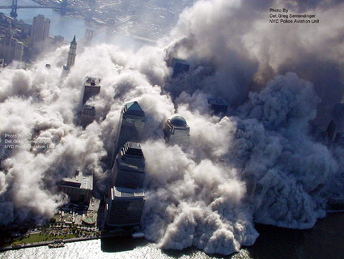 Bei dem Terroranschlag mit zwei Passagierflugzeugen auf das World Trade Center kamen am 11. September 2001 2975 Menschen ums Leben.