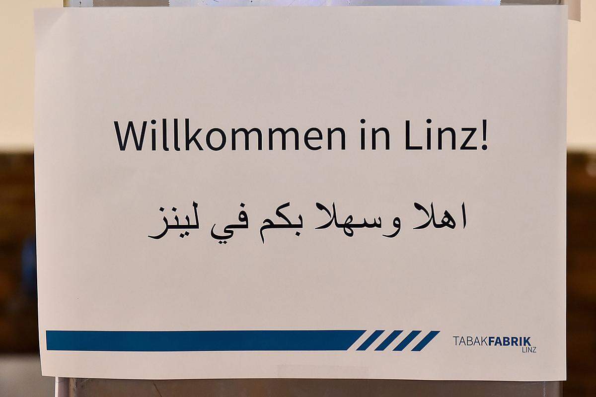 844 Flüchtlinge haben in der Nacht auf Sonntag in Linz einen Zwischenstopp eingelegt. Sie wurden in der früheren Tabakfabrik sowie in zwei Abrissgebäuden der ÖBB von Hilfsorganisationen versorgt.