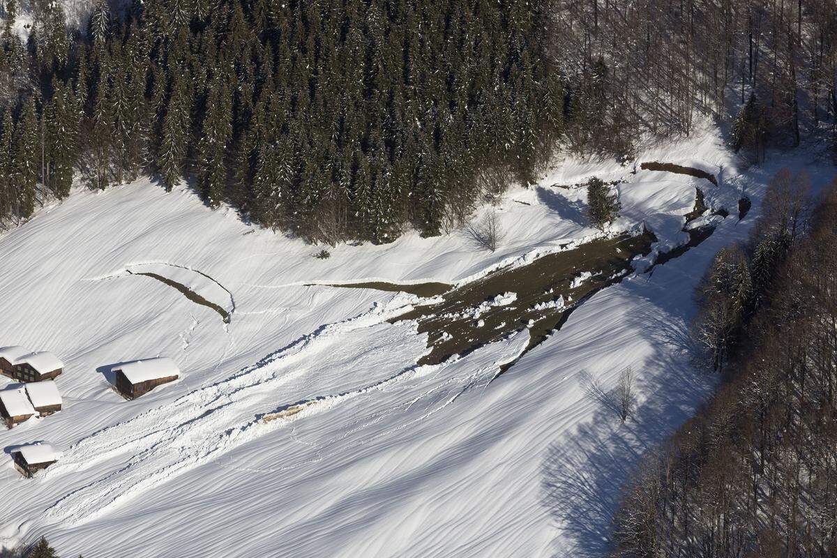 Eine Lawinenabgang in Vorarlberg hat Häuser knapp verfehlt.