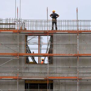 Dank Bauboom und kauffreudiger Verbraucher legte das Bruttoinlandsprodukt (BIP) im Auftaktvierteljahr um 0,4 Prozent zu.