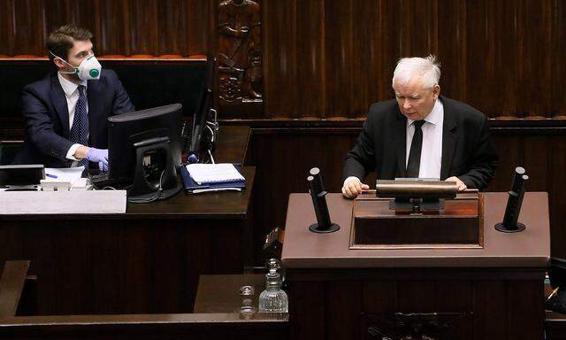 Jaroslaw Kaczyński kämpft am Rednerpult des Parlaments um den Erhalt seiner Regierung