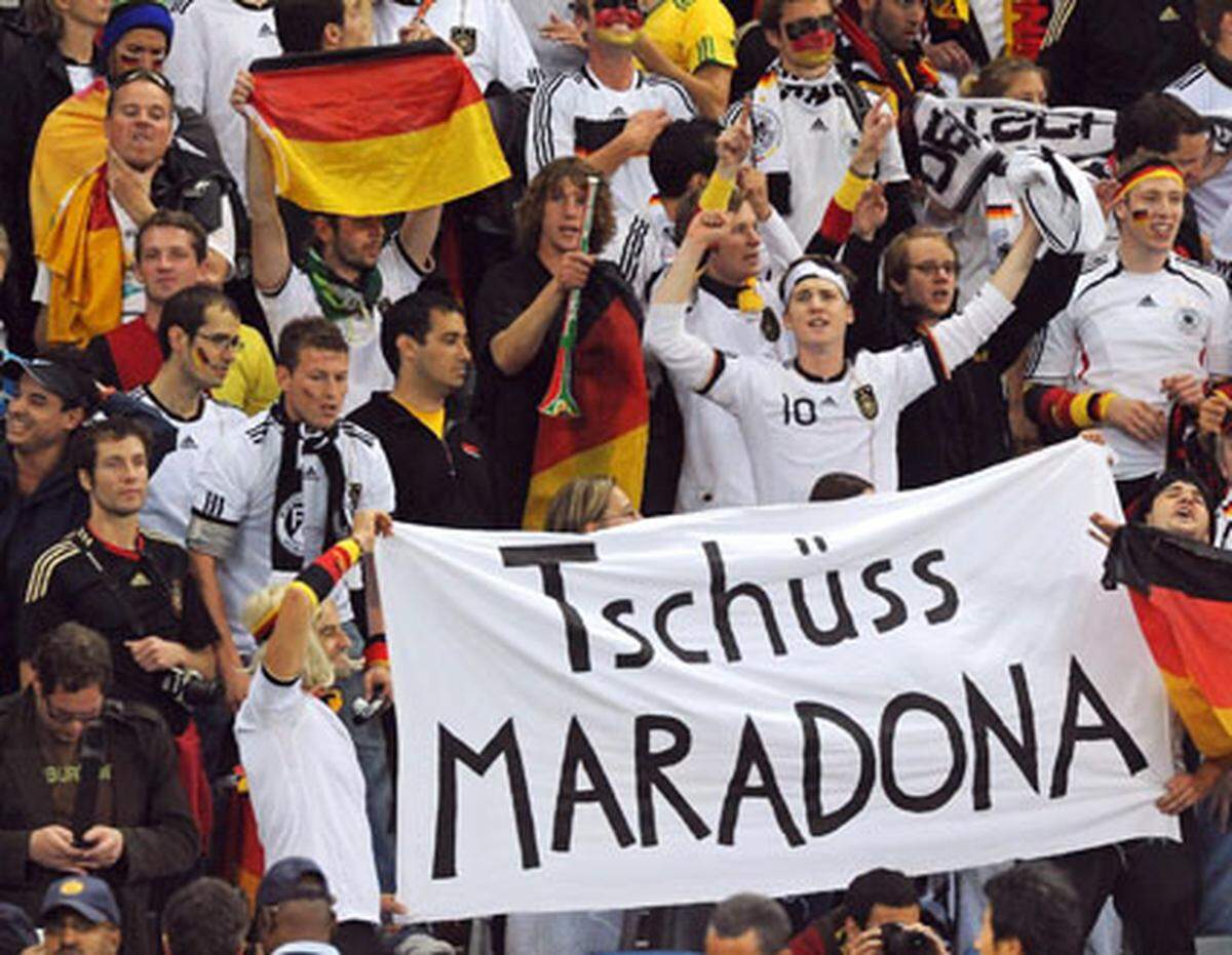 Die deutschen Fans sollten recht behalten: Zwei Tage nach dem WM-Aus erklärte Diego Maradona am 5. Juli seinen Rücktritt vom Amt des Teamchefs.