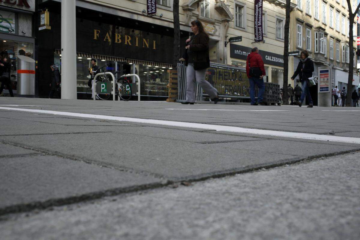 Auch eine der beiden Begegnungszonen – zwischen Andreasgasse und Kaiserstraße – ist im großen und ganzen fertig. Wer während der Umbauphasen auf der Mariahilfer Straße unterwegs war, wird vom Ergebnis wenig überrascht sein. Wer schon länger nicht mehr hier war, wird sie tatsächlich kaum wiedererkennen.