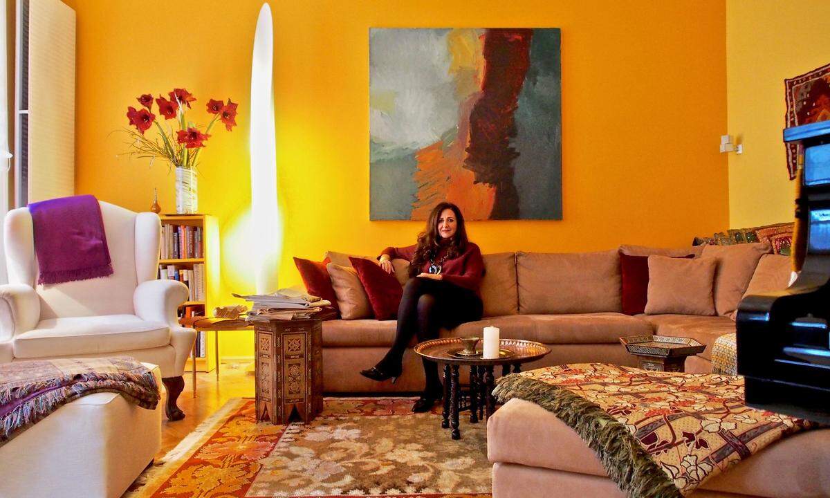 Nadja Kayali im Wohnzimmer.