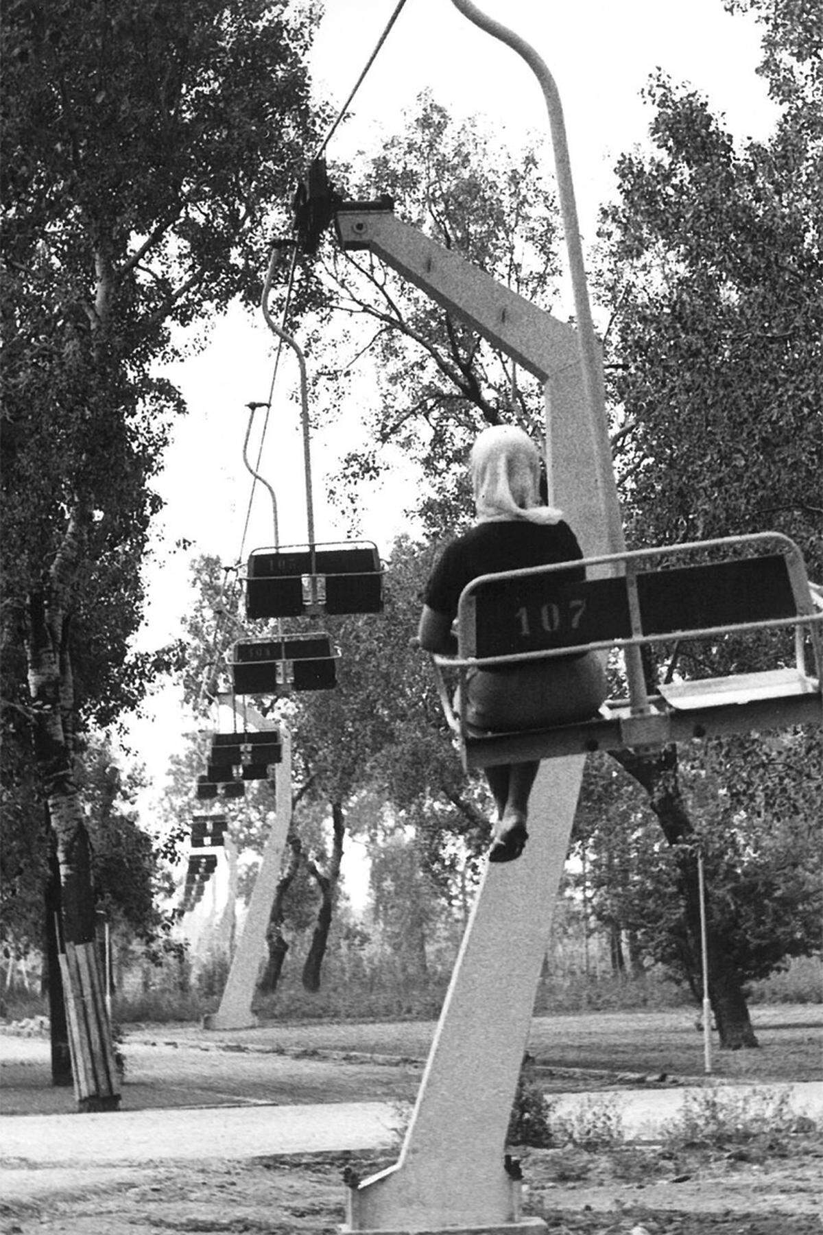 Im Donaupark wurde für die Internationale Gartenschau ein Sessellift installiert, der den Besuchern einen Blick aus der Vogelperspektive bieten sollte. Der Lift wurde erst 1983 wieder abgebaut, nachdem er über Jahre verfallen war. Immerhin etwas mehr als 600.000 Fahrgäste hatten ihn während der WIG64 benutzt.Im Bild: Eine erste Probefahrt im August 1963