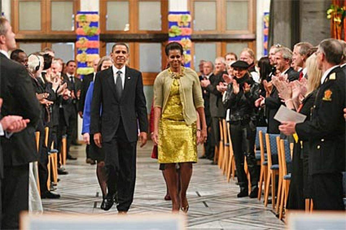 Begleitet vom Applaus des Publikums betreten Barack und Michelle Obama die Stadthalle von Oslo.