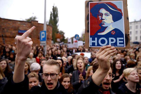 Viele Demonstrantinnen versammelten sich vor dem Warschauer Sitz der regierenden Partei für Recht und Gerechtigkeit (PiS) des ehemaligen Ministerpräsidenten Jaroslaw Kaczynski. Aufgerufen zu den Protesten hatte das Komitee "Rettet die Frauen".