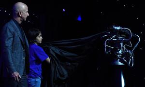 Amazon-Gründer Jeff Bezos hat auch eine eigene Weltraumfirma, Blue Origin. Im Bild die Enthüllung eines Raketentriebwerks im Jahr 2019.