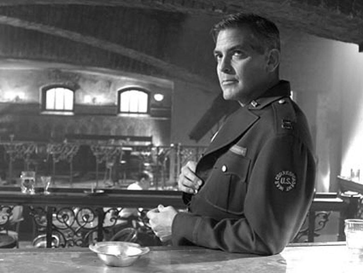 George Clooney, der schon in dem von Soderbergh produzierten Film Syriana mitgewirkt hatte, spielt US-Kriegskorrespondent Jake Geismer. Er kommt direkt nach dem Ende des Zweiten Weltkriegs aus beruflichen Gründen nach Berlin. Die Stadt ist beherrscht von Militärs, und vermittelt den Eindruck eines gesetzlosen Gebiets.