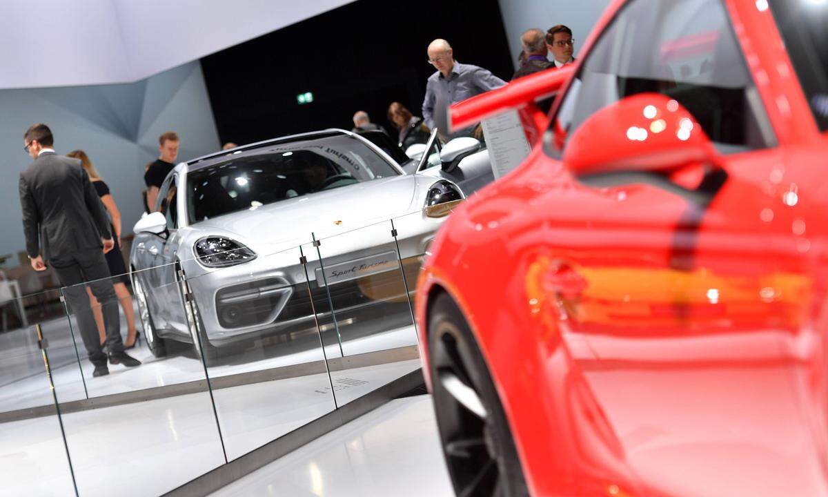 Die Porsche Holding GmbH mit Sitz in Salzburg war 2016 mit 21,1 Mrd. Euro das umsatzstärkste Unternehmen in Österreich. Die Porsche Holding ist das größte Autohandelshaus Europas und gehört zum deutschen VW-Konzern. Im Vorjahr lieferten sie in Österreich 120.450 Autos aus. 