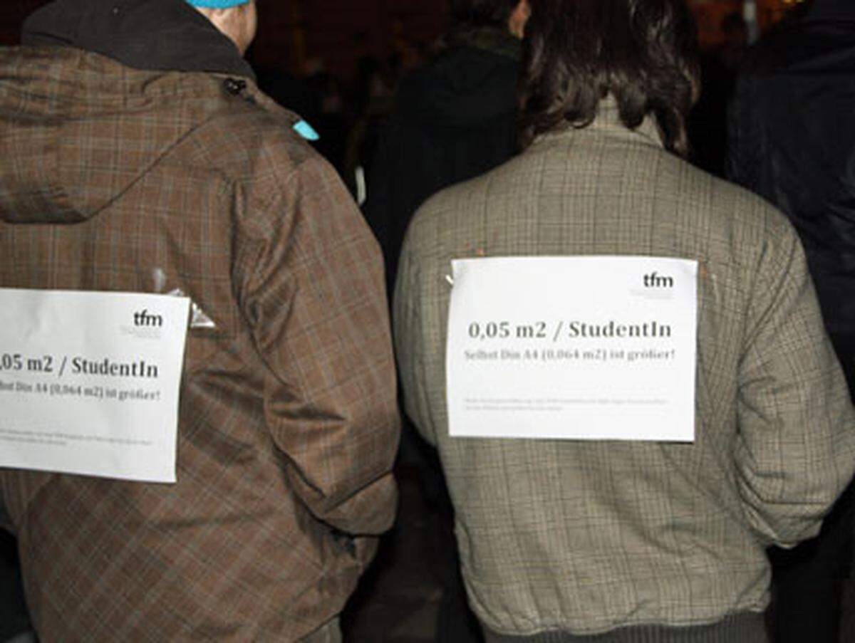 0,05 Quadratmeter pro Student - selbst DIN A4 ist größer: Diese Studenten kritisierten den Platzmangel, der in vielen Instituten eklatant ist.