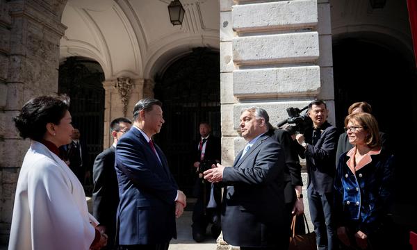 Auf der Budapester Burg: Xi Jinping und Viktor Orbán. 
