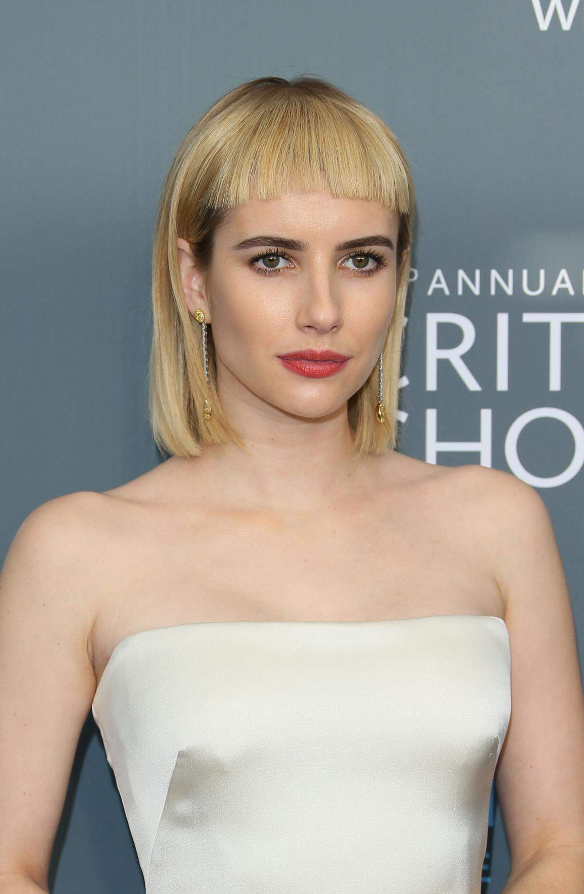 Einen mutigen Schritt wagte Emma Roberts frisurentechnisch bei den Critic's Choice Awards. Die Schauspielerin erschien mit Micro-Stirnfransen. Viele ihrer Fans auf Instagram reagierten auf den neuen Look aber alles andere als positiv. "Oh nein, sie sind echt. Ich dachte, das Bild ist Photoshop", heißt es da etwa. Oder: "Ich liebe dich, aber die Stirnfransen sind zu kurz. Sie werden besser aussehen, wenn sie herausgewachsen sind." Wieder andere User glauben, dass es sich lediglich um falsche Stirnfransen handelt.