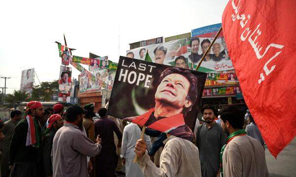 Anhänger von Imran Khan bei einer Kundgebung.
