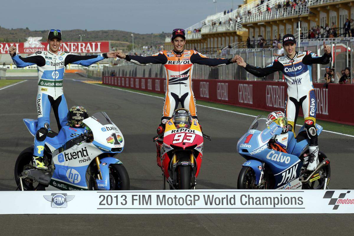 Damit bleibt die Motorradszene fest in spanischer Hand. Neben Marquez (Mitte) sicherten sich Pol Espargaro (links) in der Moto2-Klasse sowie Maverick Viñales in der Moto3-Klasse die Titel.