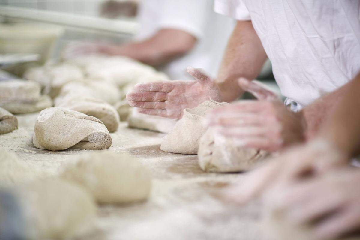 Das tolle am Brot backen ist, dass es so einfach geht. Der Fladenteig für 8 bis 10 Fladen besteht aus den Zutaten:  500 Gramm Mehl (Dinkel 1050, 812 oder 630; Weizen 1050, 550 oder 405; oder Vollkornmehl) 10 Gramm Salz 11 Gramm Hefe 285 Gramm lauwarmes Wasser 1 EL Öl Laibchen formen, 20 Minuten gehen lassen, einseitig belegen und grillen bis sie gar sind.