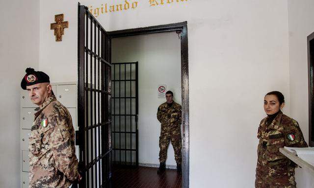 Im Gefängnis Francesco Uccella in Santa Maria Capua Vetere bei Neapel prügelten mehr als 280 Wärter auf Häftlinge ein. Ein Video davon empörte Italien. 