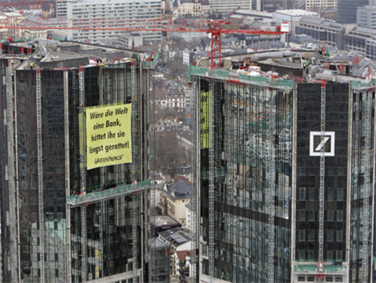 Banken brauchen wenig Eigenkapital, um Geld zu verleihen. Nun sollen die Mindestkapitalvorschriften für Banken ("Basel II") verschärft werden.So sollen etwa große Banken in Zukunft mehr Geld einbehalten als kleine Banken.Ein Kapitalpolster hätte vielen Banken in den letzten Monaten erheblich geholfen. Auch riskante Wetten auf innovative Finanzprodukte hätten dadurch erheblich eingedämmt werden können.