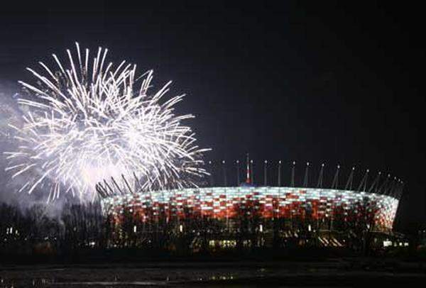 Anpfiff in Warschau: Das Nationalstadion Warschau wurde von 70.000 Polen in einer großen Feier mit Konzerten und Feuerwerk offiziell eröffnet. In 130 Tagen wird im vom Baukonzern 