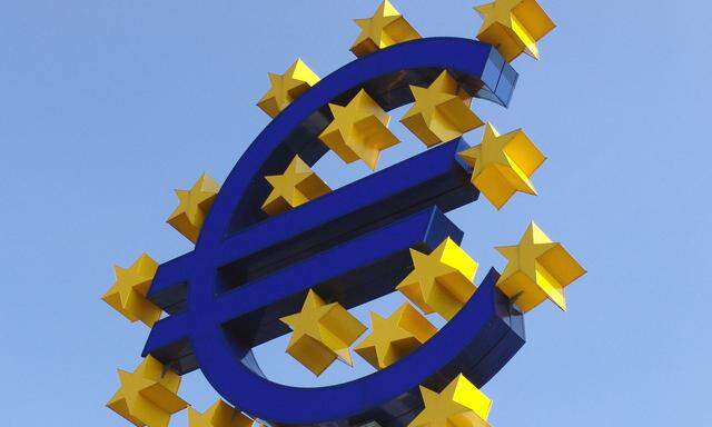 Symbol Euro Logo vor der Europaeischen Zentralbank