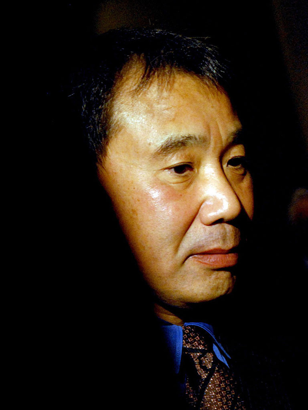 Seit Sommer verteidigt der japanische Romancier den Spitzenplatz in den Wettquoten. Diese muss man ernst nehmen, in der jüngeren Vergangenheit lag meist auch der Sieger ganz vorne in der Wertung.  Murakami ist der bekannteste japanische Autor der Gegenwart. Seine Romane - etwa "Wilde Schafsjagd" (1982), "Gefährliche Geliebte" (2000) und "After Dark" (2005) - sind häufig im Stil des magischen Realismus gehalten. Zuletzt erschien auf Deutsch sein Opus magnum "1Q84". Kritiker werfen ihm einen stark "verwestlichten" Stil vor.