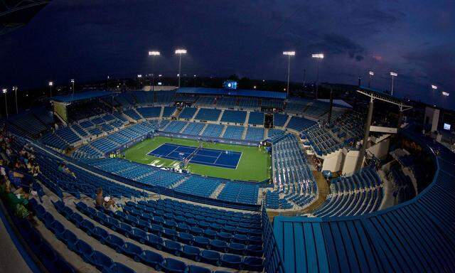 Aktuell Tennis Regenunterbrechung in Cincinnati Aug 19 2015 Mason Ohio USA Center Court sit