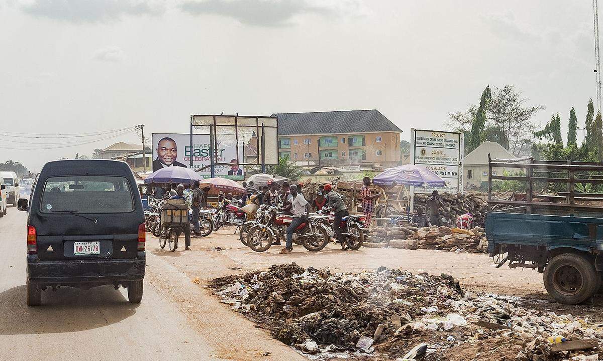 Bei allem Wirtschaftswachstum: Umweltschutz ist noch kaum ein Thema in Nigeria. Flächen werden abgeholzt um dem Druck durch die Besiedlung nachzugeben. Das Nigerdelta ist durch die Ölindustrie sehr stark in Mitleidenschaft gezogen. Der Müll glost neben der Straße.