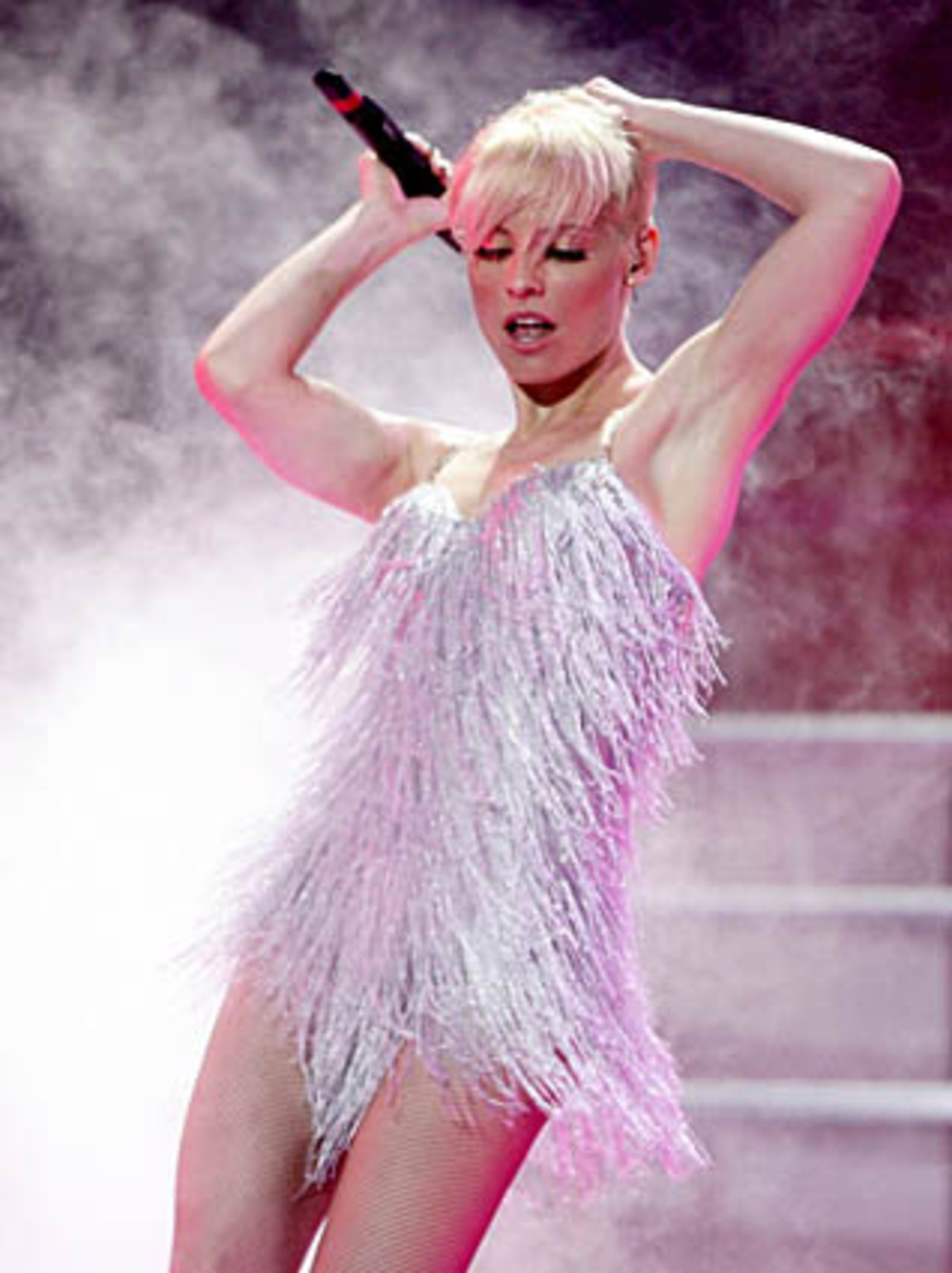 Die spanische Sängerin Soraya sang "La Noche Es Para Mí (The Night Is For Me)".