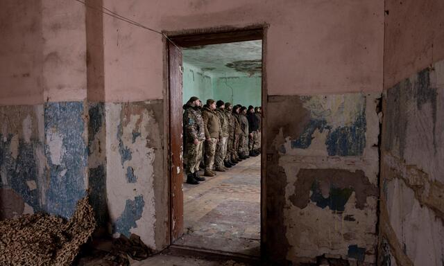 Ukrainische Soldaten zu Weihnachten in der Nähe der Front.