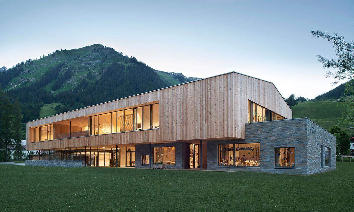 Der Holzbau vereint Schule, Kindergarten und -krippe sowie Turnsaal unter einem Dach. Von ATP Architekten Ingenieure   &gt; &gt; Mehr INfos zum Award: www.iconic-world.de