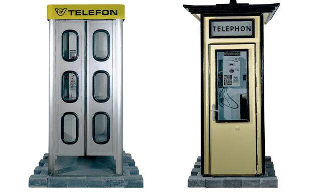 Auch Telefonieren war eine Angelegenheit, die man im öffentlichen Raum erledigte. Hier zwei Wiener Modelle, eines jünger, das andere ein bisschen älter. 