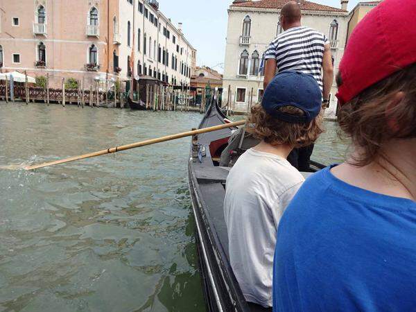 Überquerung des Canal Grande im sogenannten Traghetto, einer kleinen Gondel, die die Brücke ersetzt. Noch immer ist der Spaß nicht teuer, aber auch hier haben die Preise angezogen, 2 Euro pro Person (Einheimische fahren logischerweise billiger) ...