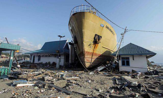Ein Schiff wurde ins Landesinnere in der Stadt Wani auf Sulawesi gespült.