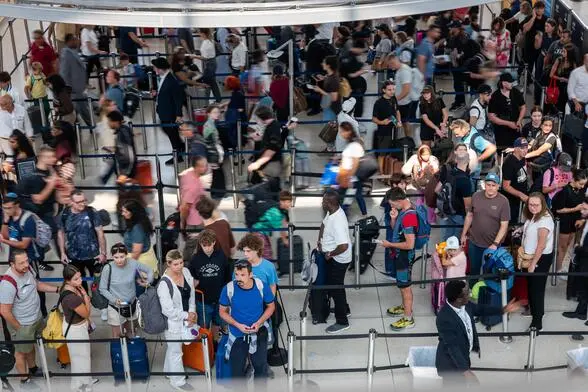 Menschen am John F. Kennedy International Airport: Wer mit einem  Touristen- oder Geschäftsvisum in die USA eingereist ist und dann vor Ort Asyl beantragt hat, soll das Visum verlieren. 