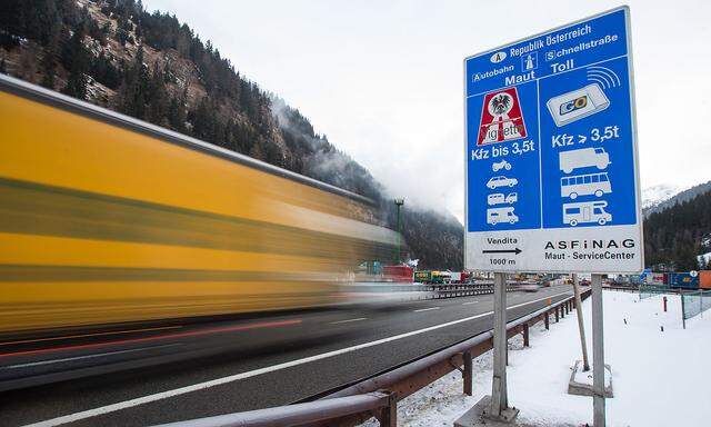 THEMENBILD: FLUeCHTLINGE: GRENZUeBERGANG BRENNER