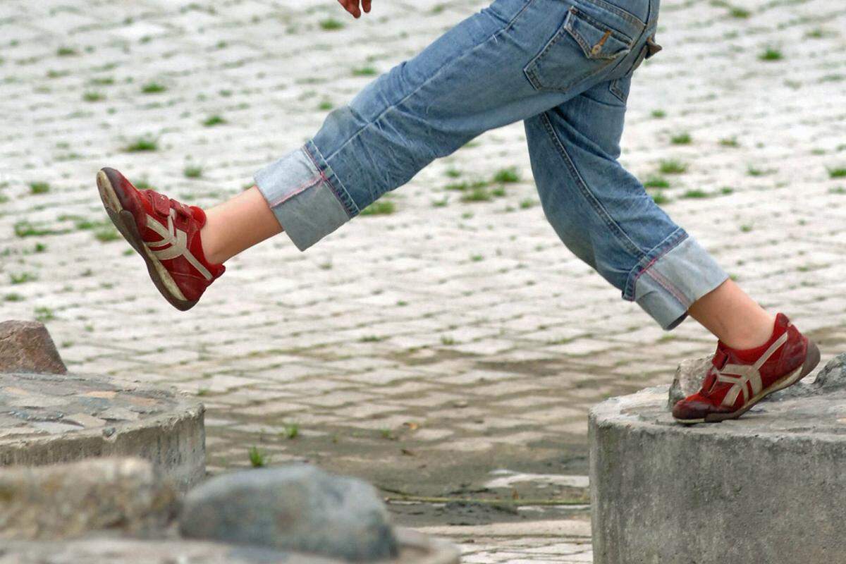 Der Kaiser steht einige Meter von den übrigen Kindern entfernt. Die stehen in einer Reihe, und eines nach dem anderen fragt den Kaiser, wie weit es gehen darf. Der antwortet mit einer Zahl und einer Art von Schritten, etwa Hopser, Zwergenschritte, Riesenschritte, Badewannen (das Kind legt sich auf den Boden) etc. Das kann vorwärts, aber auch rückwärts gehen. Wer den Kaiser zuerst erreicht, darf der Nächste sein. Das Spiel ist auch als „Mutter, wie weit darf ich reisen?“ bekannt.