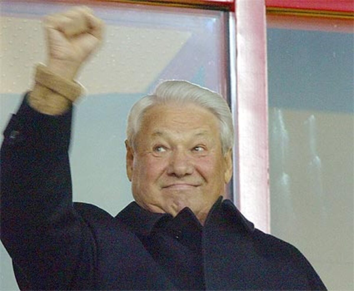 1996 schaffte Jelzin die Wiederwahl. In diese zweite Amtszeit fielen die schwere Herzoperation im November 1996 und die immer häufigeren Krankheiten, die seine politische Aktivität praktisch zum Stillstand brachten.