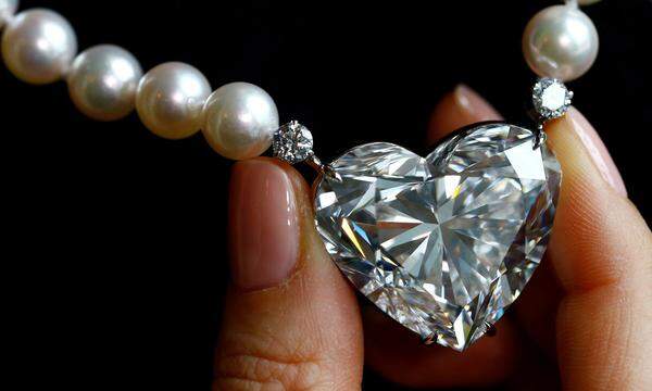 Und darf es noch mehr Prunk sein? Im Mai 2017 versteigerte das Auktionshaus Christie's eine Perlenkette mit einem weißen 92-Karat-Herzstein für 14,99 Millionen Dollar.