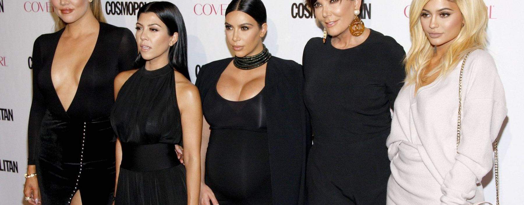 Khloe (v. li.), Kourtney und Kim Kardashian sowie Kris und Kylie Jenner bei einer Veranstaltung der Cosmopolitan 2015 in Los Angeles.