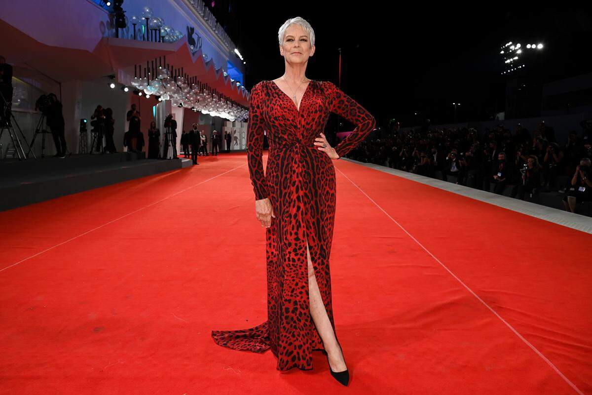 Jamie Lee Curtis wurde auf dem Filmfest Venedig mit dem Goldenen Löwen für ihr Lebenswerk ausgezeichnet. Zu ihrem roten Dolce &amp; Gabbana-Leoprintkleid gab es auch den passenden Mundschutz.