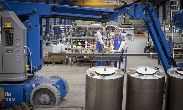 Produktion von Kurztaktpressen fuer die Laminatindustrie bei Wemhoener Surface Technologies GmbH &