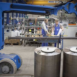 Produktion von Kurztaktpressen fuer die Laminatindustrie bei Wemhoener Surface Technologies GmbH &