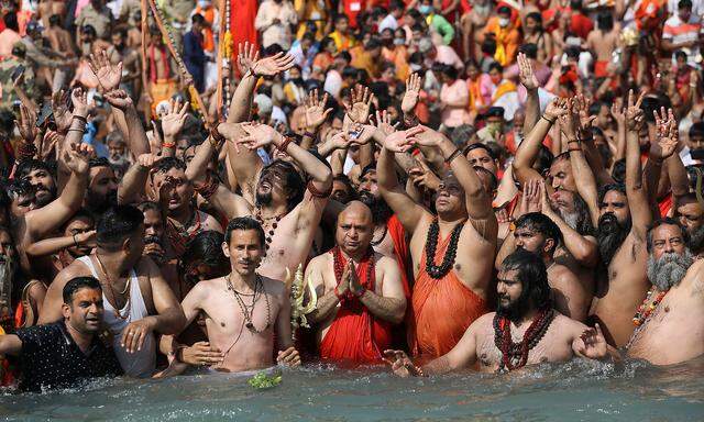 Frische Luft - vielleicht, Abstand - nein. Beim Kumbh-Mela-Fest in Indien drängen sich Tausende Pilger entlang des Ganges.