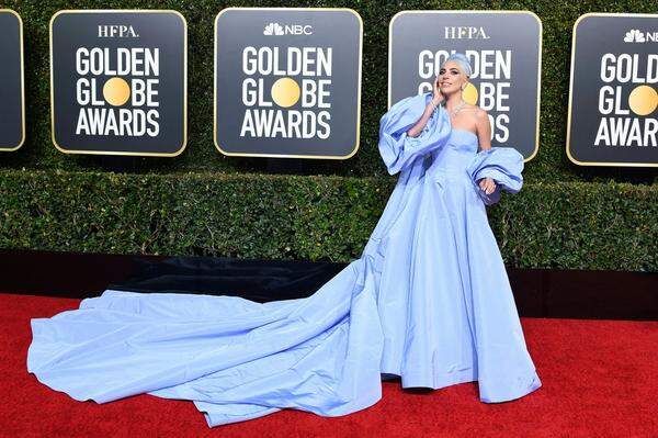 Lady Gaga, die für ihre Rolle in "A Star Is Born" mehrmals nominiert wurde, durfte sich über einen Award in der Kategorie "Bester Filmsong" freuen. Die Musikerin und Neo-Schauspielerin trug eine üppige Robe von Valentino Couture.