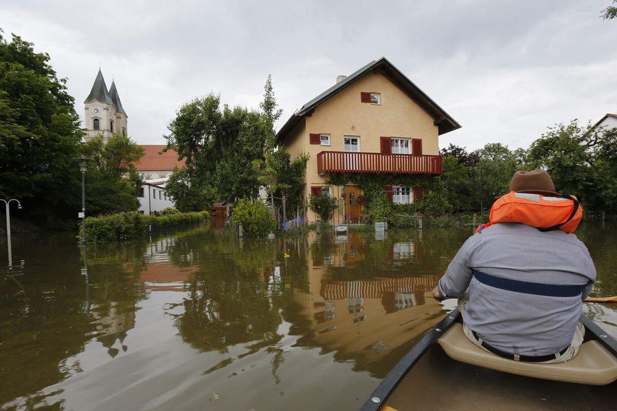 Niederalteich ist noch immer komplett überflutet. zudem sollen 250 Kühe im nahen Altholz ertrunken sein.