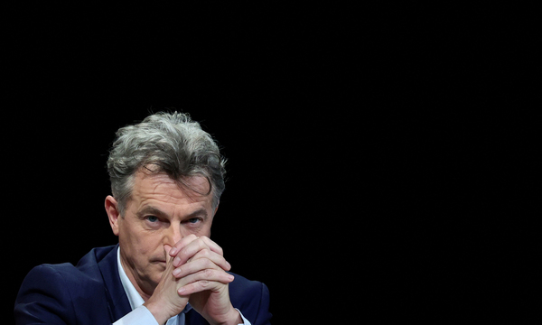 Der Kommunist. Seine Vorschläge fielen vielerorts auf zustimmendes Nicken. Fabien Roussel, Kanddiat der Kommunistischen Partei Frankreichs, verspricht, die Kaufkraft seiner Landsleute steigern zu wollen. Der Mindestlohn soll deutlich steigen. Als Präsident würde er sich um eine Art Arbeits-, Gehalts- und Ausbildungsgarantie für alle starkmachen. Das Geld dafür soll über eine Covid-Steuer eingenommen werden, die Firmen zahlen sollen, die von der Pandemie profitiert haben - etwa Internetgiganten wie Amazon oder Facebook. In seinem Programm findet sich auch die Verdreifachung der Vermögenssteuer. Chancen auf einen Einzug in die Stichwahl: Äußerst unrealistisch.