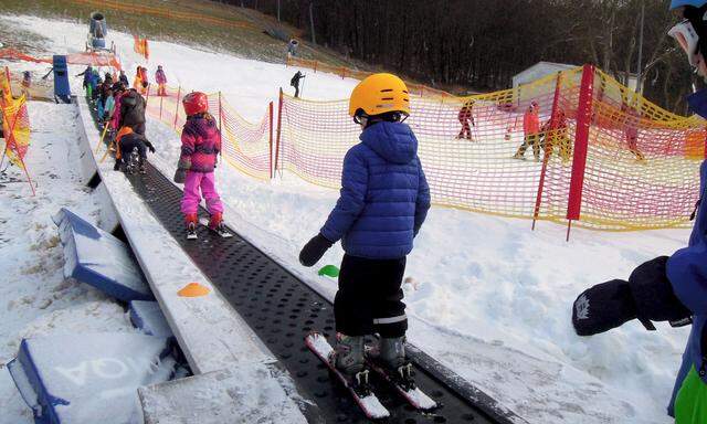 Auf der Hohen-Wand-Wiese wird wieder Ski gefahren - wann auch nur im Rahmen von Kinder-Skikursen