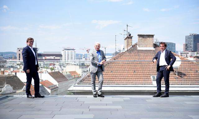 Post-Generaldirektor Georg Pölzl auf dem Dach der Konzernzentrale, flankiert von „Presse“-Wirtschaftschef Gerhard Hofer und Chefredakteur Rainer Nowak. 